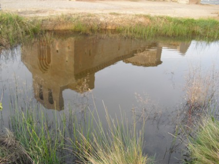 reflejo de la ermita en la balsa